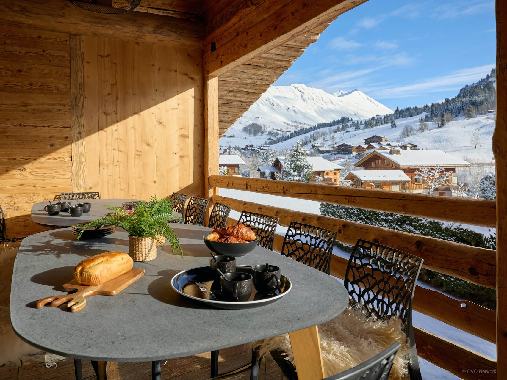 Terrasse petit-déjeuner vue montagne