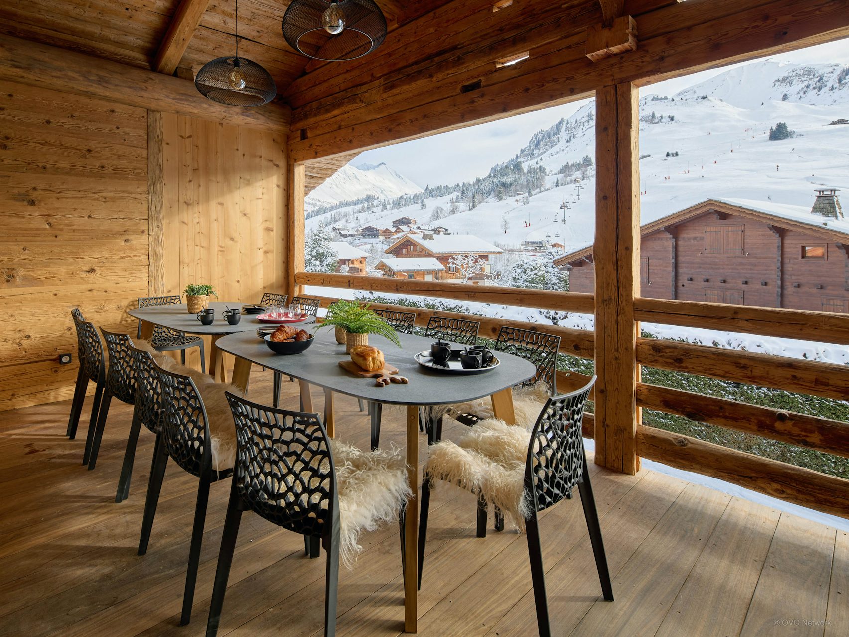Terrasse table et vue montagne