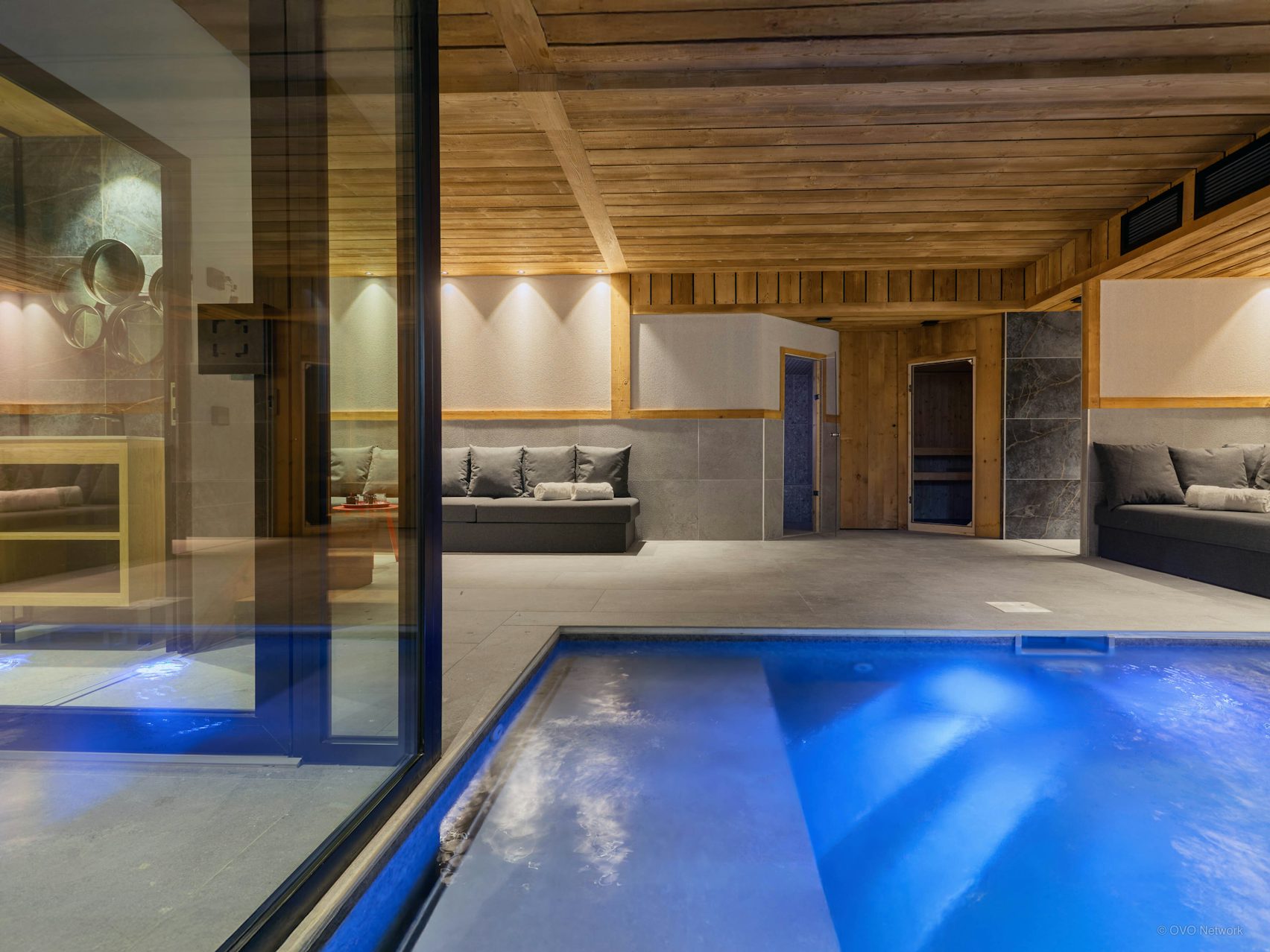 Piscine intérieure vue